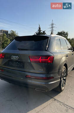 Внедорожник / Кроссовер Audi Q7 2016 в 