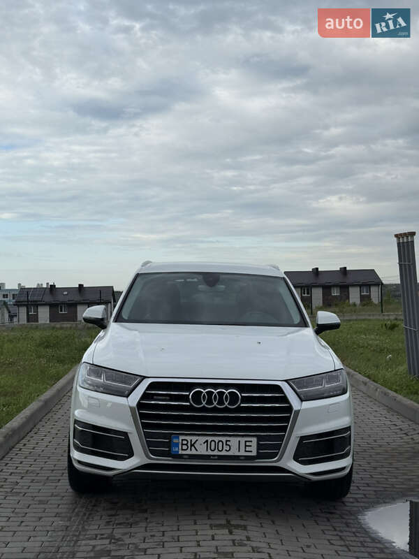 Позашляховик / Кросовер Audi Q7 2016 в Рівному