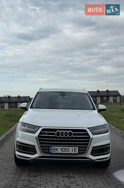 Внедорожник / Кроссовер Audi Q7 2016 в 