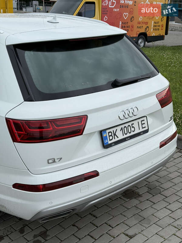 Позашляховик / Кросовер Audi Q7 2016 в Рівному