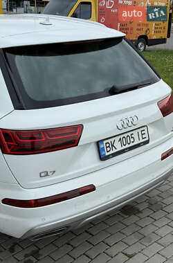 Внедорожник / Кроссовер Audi Q7 2016 в 
