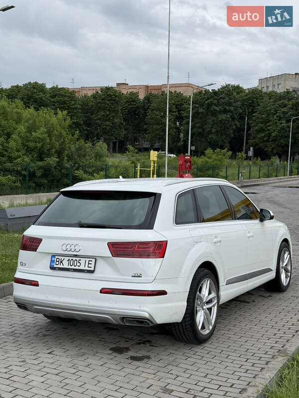 Позашляховик / Кросовер Audi Q7 2016 в Рівному