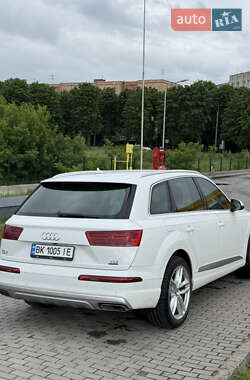 Внедорожник / Кроссовер Audi Q7 2016 в 