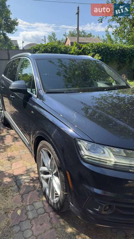 Внедорожник / Кроссовер Audi Q7 2016 в 