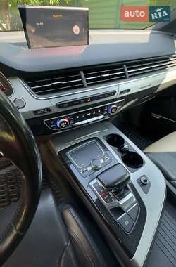 Внедорожник / Кроссовер Audi Q7 2016 в 