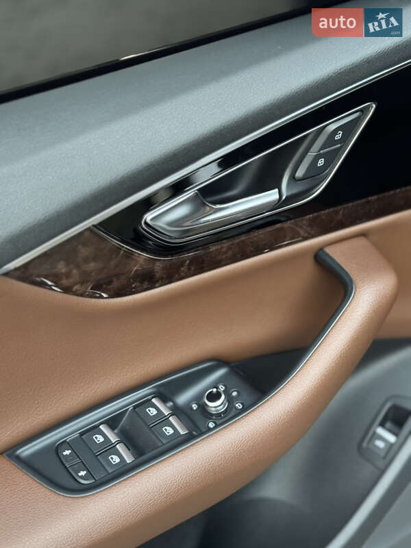 Позашляховик / Кросовер Audi Q7 2015 в Володимирі