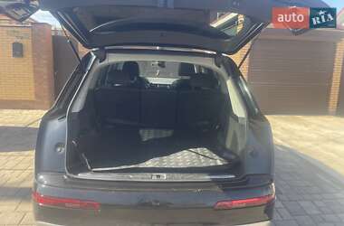 Позашляховик / Кросовер Audi Q7 2015 в 