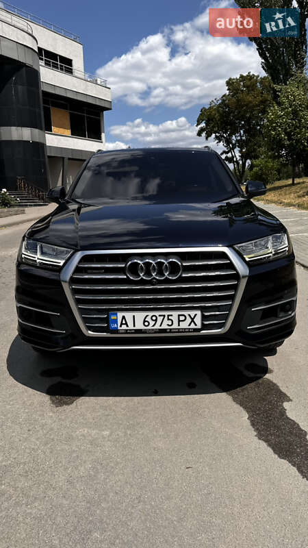 Внедорожник / Кроссовер Audi Q7 2017 в 