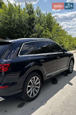Внедорожник / Кроссовер Audi Q7 2017 в 