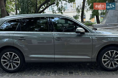 Внедорожник / Кроссовер Audi Q7 2016 в 