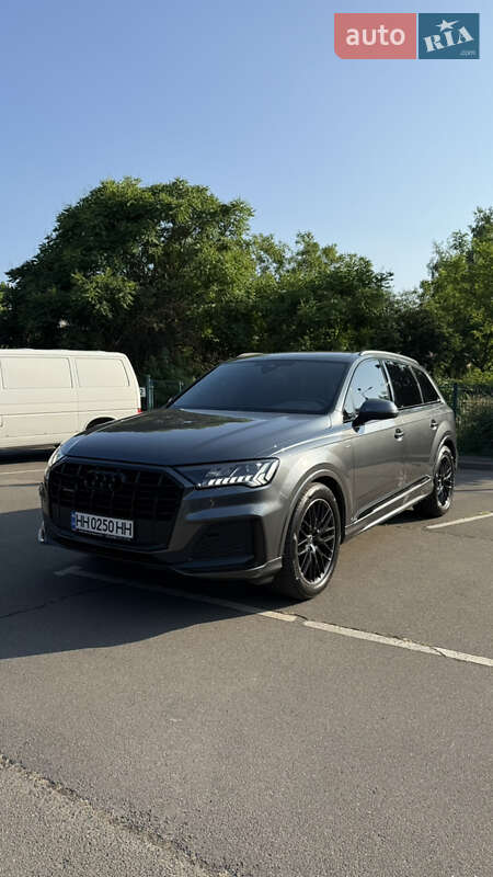 Внедорожник / Кроссовер Audi Q7 2023 в 