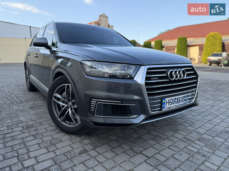Внедорожник / Кроссовер Audi Q7 2018 в 
