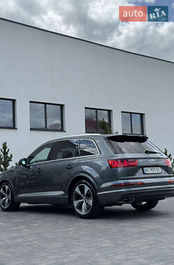 Внедорожник / Кроссовер Audi Q7 2017 в 