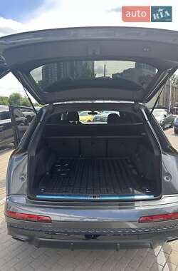 Внедорожник / Кроссовер Audi Q7 2024 в 