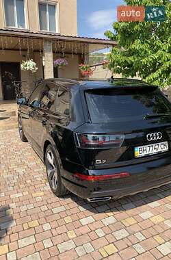 Внедорожник / Кроссовер Audi Q7 2016 в 