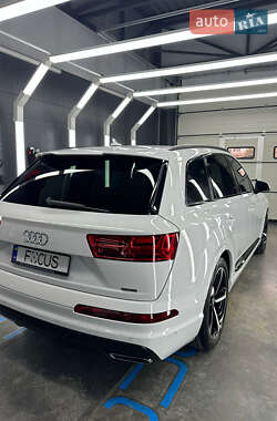 Позашляховик / Кросовер Audi Q7 2016 в 