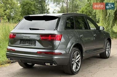 Позашляховик / Кросовер Audi Q7 2017 в 