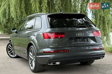 Позашляховик / Кросовер Audi Q7 2017 в 