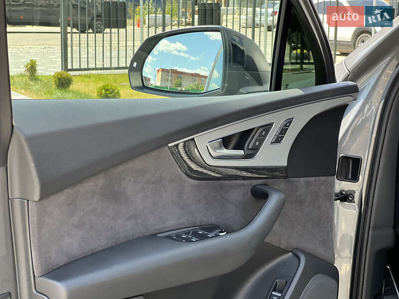Внедорожник / Кроссовер Audi Q7 2017 в Ужгороде