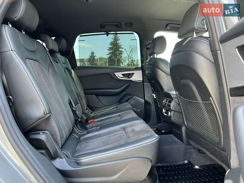 Внедорожник / Кроссовер Audi Q7 2017 в Ужгороде