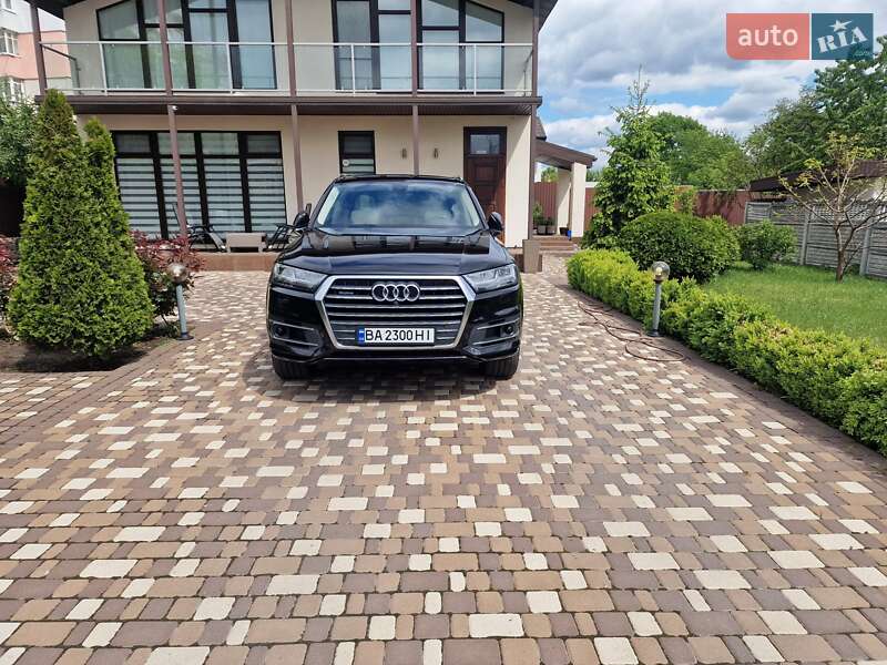 Внедорожник / Кроссовер Audi Q7 2017 в 