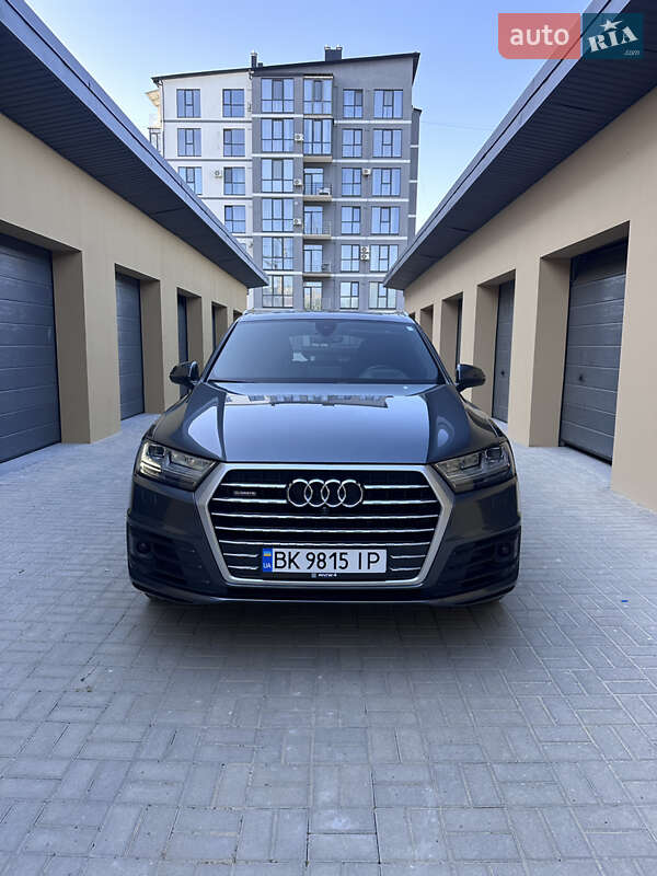Позашляховик / Кросовер Audi Q7 2016 в Рівному
