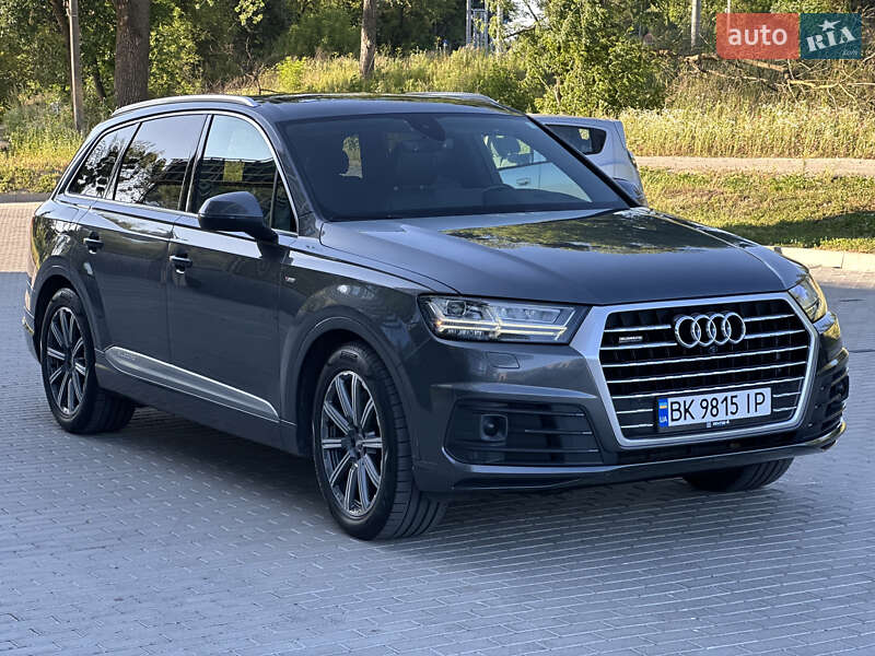 Позашляховик / Кросовер Audi Q7 2016 в Рівному