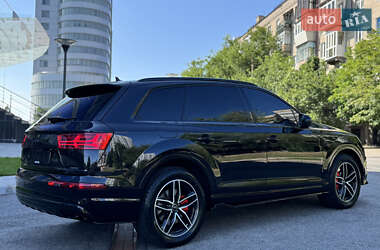 Внедорожник / Кроссовер Audi Q7 2016 в 