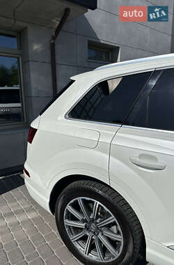 Внедорожник / Кроссовер Audi Q7 2016 в 