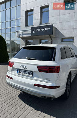 Внедорожник / Кроссовер Audi Q7 2016 в 