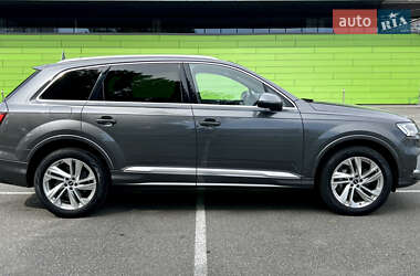 Позашляховик / Кросовер Audi Q7 2021 в 