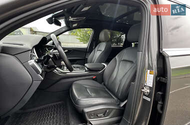 Позашляховик / Кросовер Audi Q7 2021 в 