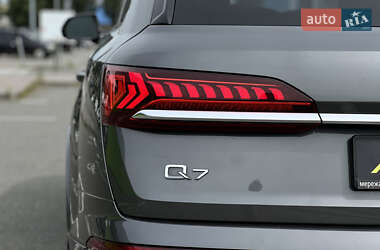 Позашляховик / Кросовер Audi Q7 2021 в 