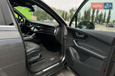 Позашляховик / Кросовер Audi Q7 2021 в 