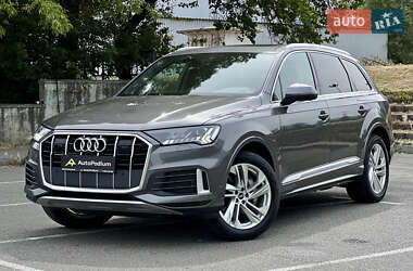 Позашляховик / Кросовер Audi Q7 2021 в 