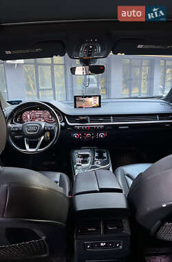 Внедорожник / Кроссовер Audi Q7 2016 в 