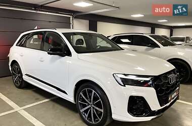 Позашляховик / Кросовер Audi Q7 2024 в 