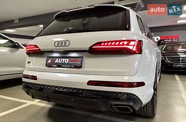 Позашляховик / Кросовер Audi Q7 2024 в 