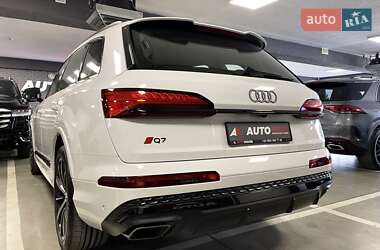 Позашляховик / Кросовер Audi Q7 2024 в 