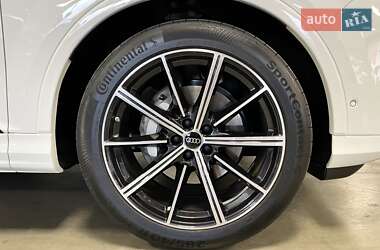 Позашляховик / Кросовер Audi Q7 2024 в 