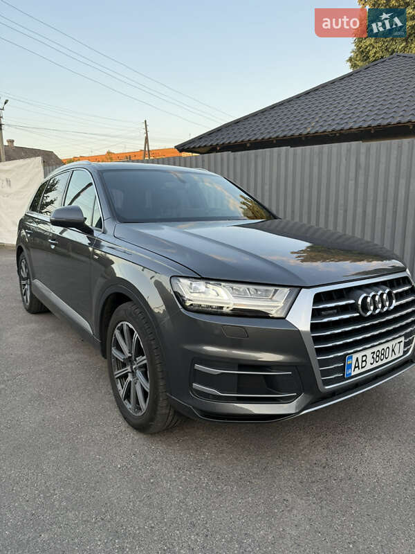 Внедорожник / Кроссовер Audi Q7 2016 в 