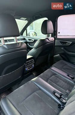 Внедорожник / Кроссовер Audi Q7 2016 в 