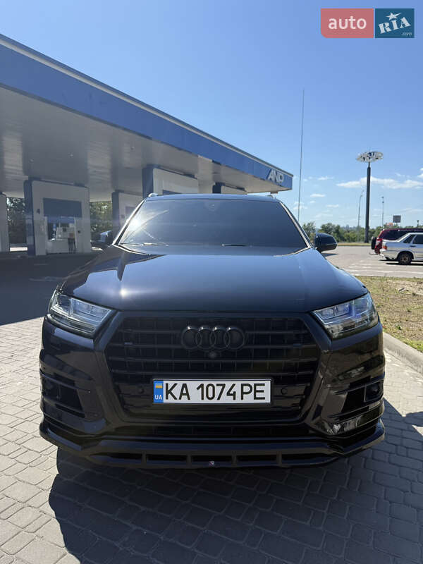 Позашляховик / Кросовер Audi Q7 2018 в 