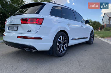 Внедорожник / Кроссовер Audi Q7 2017 в 