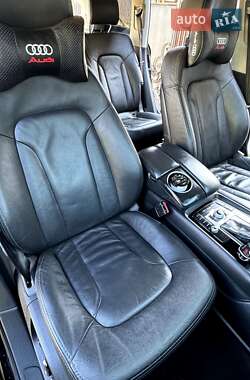 Позашляховик / Кросовер Audi Q7 2012 в 
