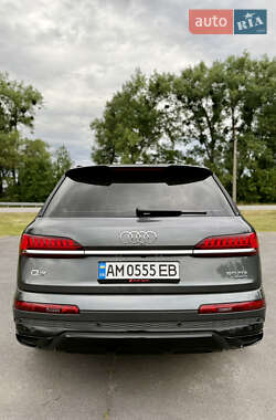 Позашляховик / Кросовер Audi Q7 2020 в 