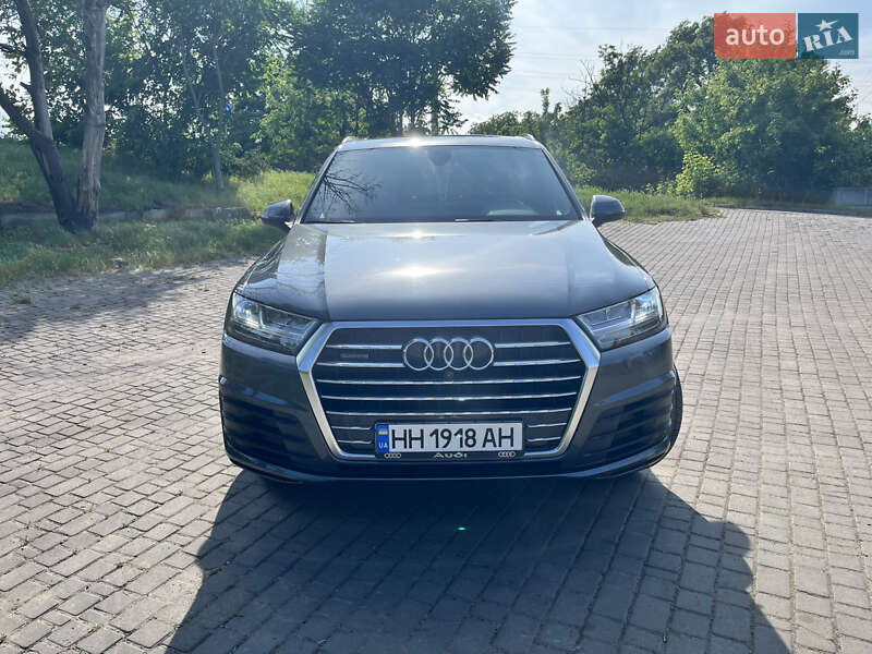 Внедорожник / Кроссовер Audi Q7 2016 в 