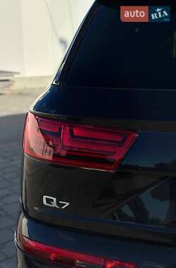 Позашляховик / Кросовер Audi Q7 2016 в 