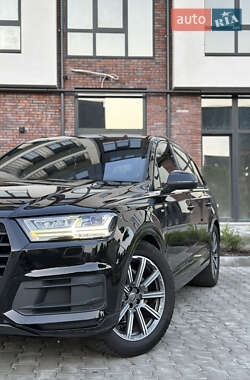Позашляховик / Кросовер Audi Q7 2017 в 