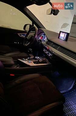 Позашляховик / Кросовер Audi Q7 2017 в 